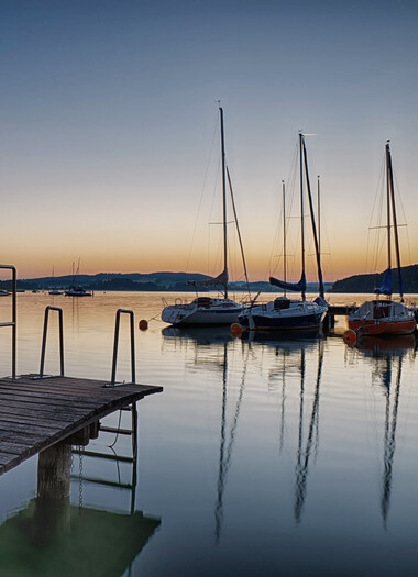 Der malerische Mattsee in der Dämmerung