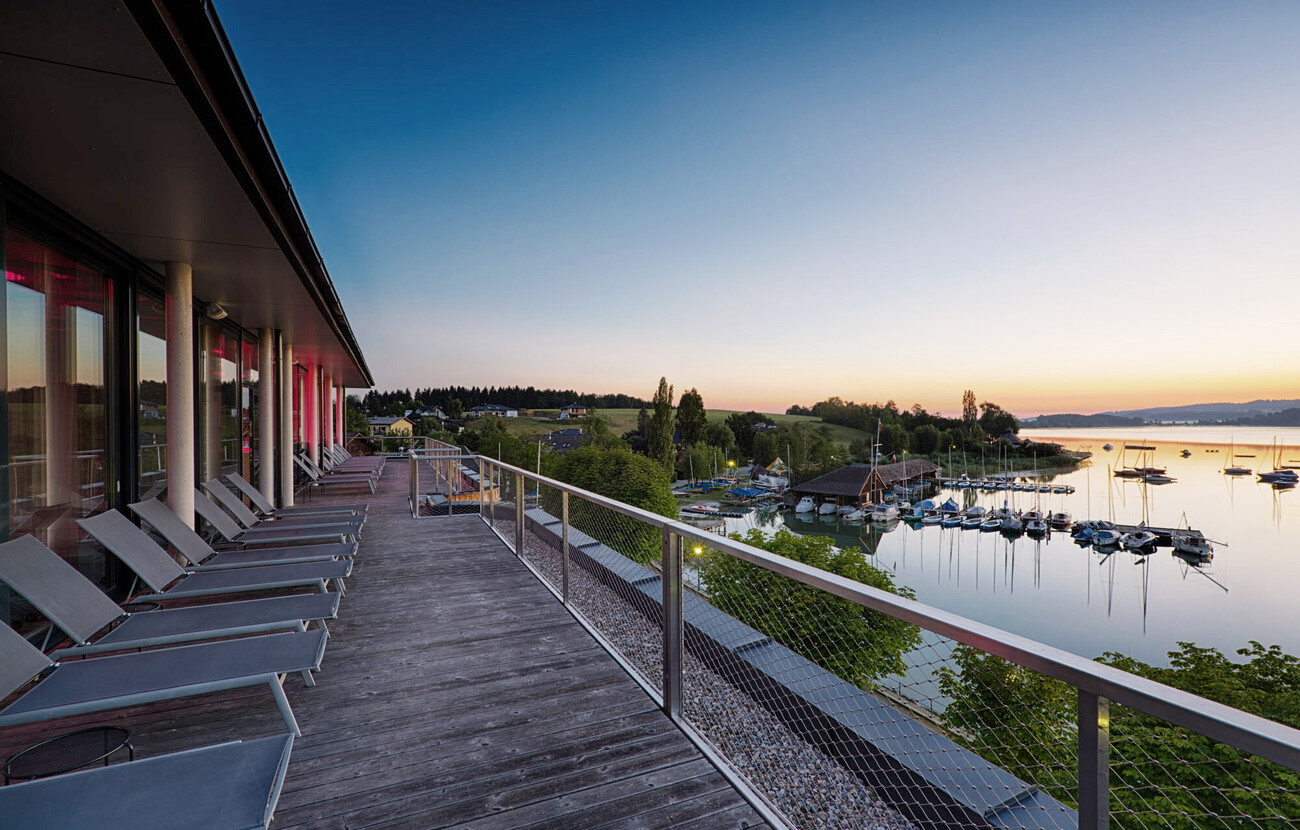 Der Seeblick von der Wellness-Terrasse im Hotel Seewirt Mattsee