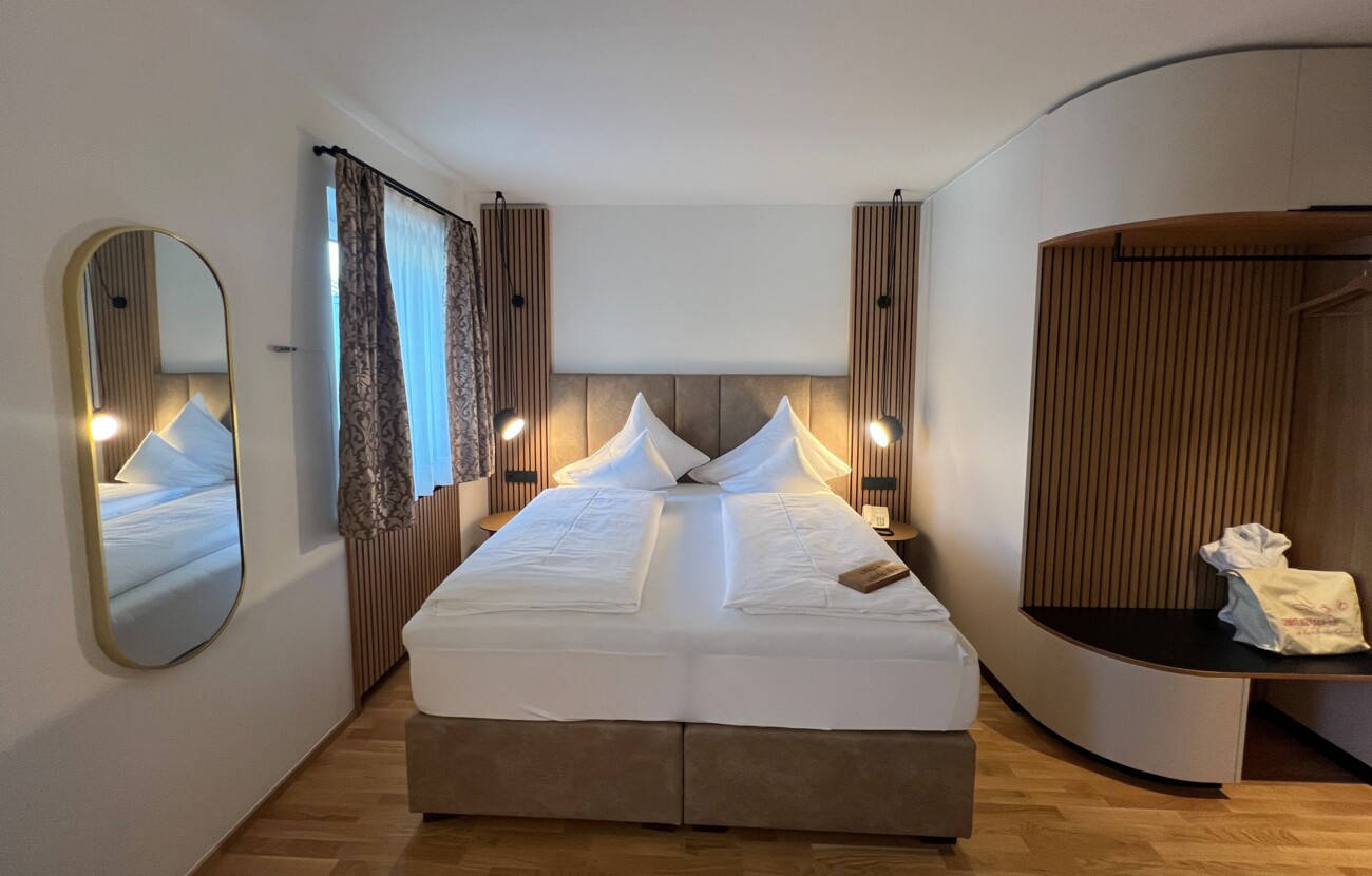 Schönes Hotelzimmer mit Holzfußboden im Hotel Seewirt Mattsee