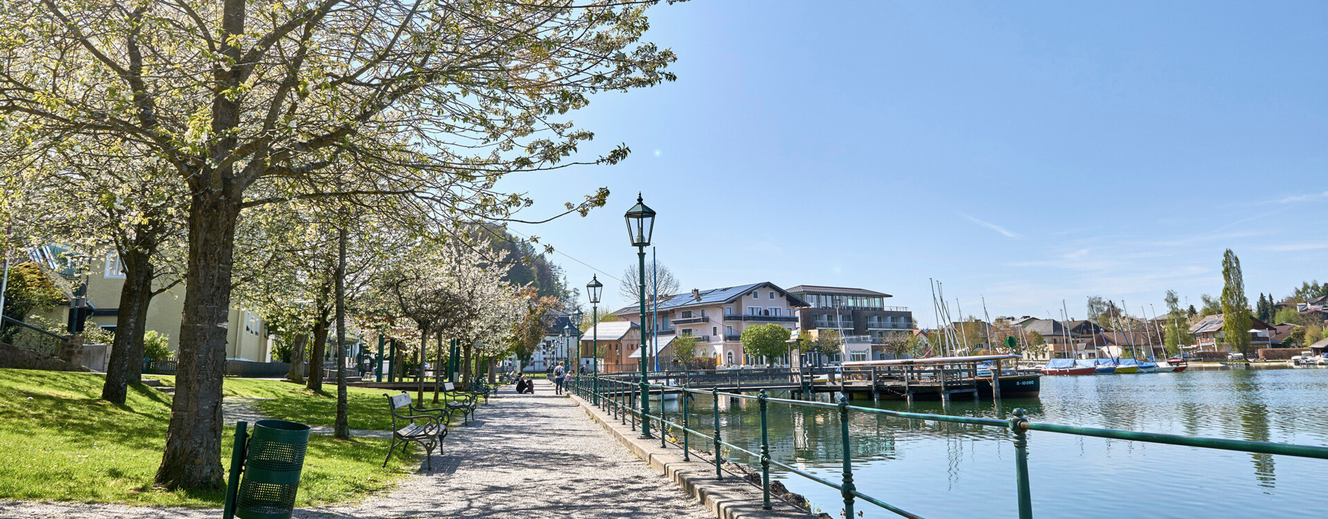 Mattsee und das Hotel im Frühling