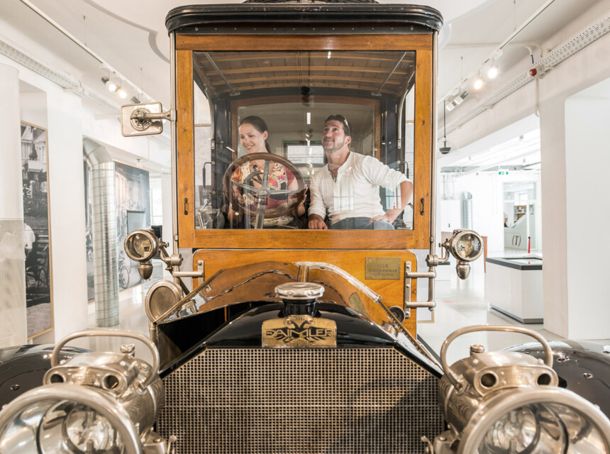 Ein Paar sitzt in einem charmanten Oldtimer