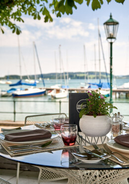 Ein gedeckter Tisch auf der See-Terrasse