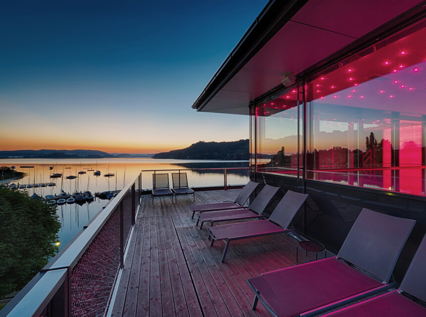 Der Ausblick auf den Sonnenuntergang am Mattsee von der Wellness-Terrasse aus