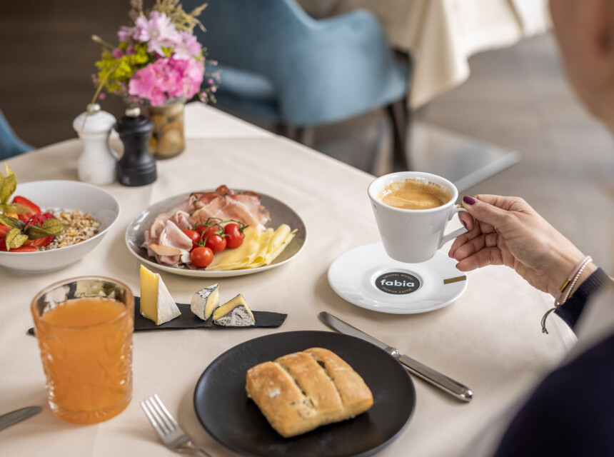 Ein gedeckter Frühstückstisch im Kuschelhotel Seewirt Mattsee