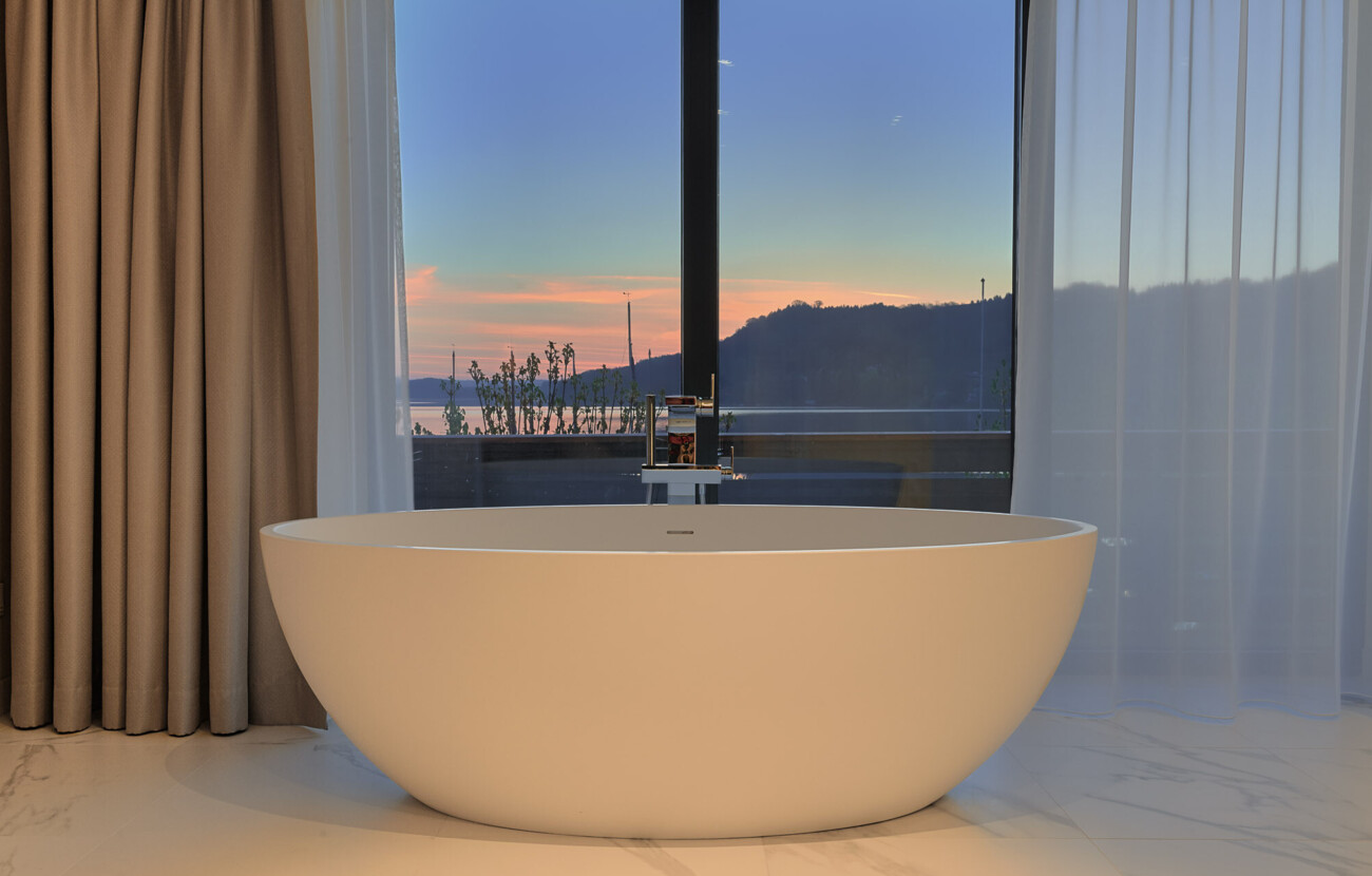 Badewanne mit Seeblick im Hotel Seewirt Mattsee