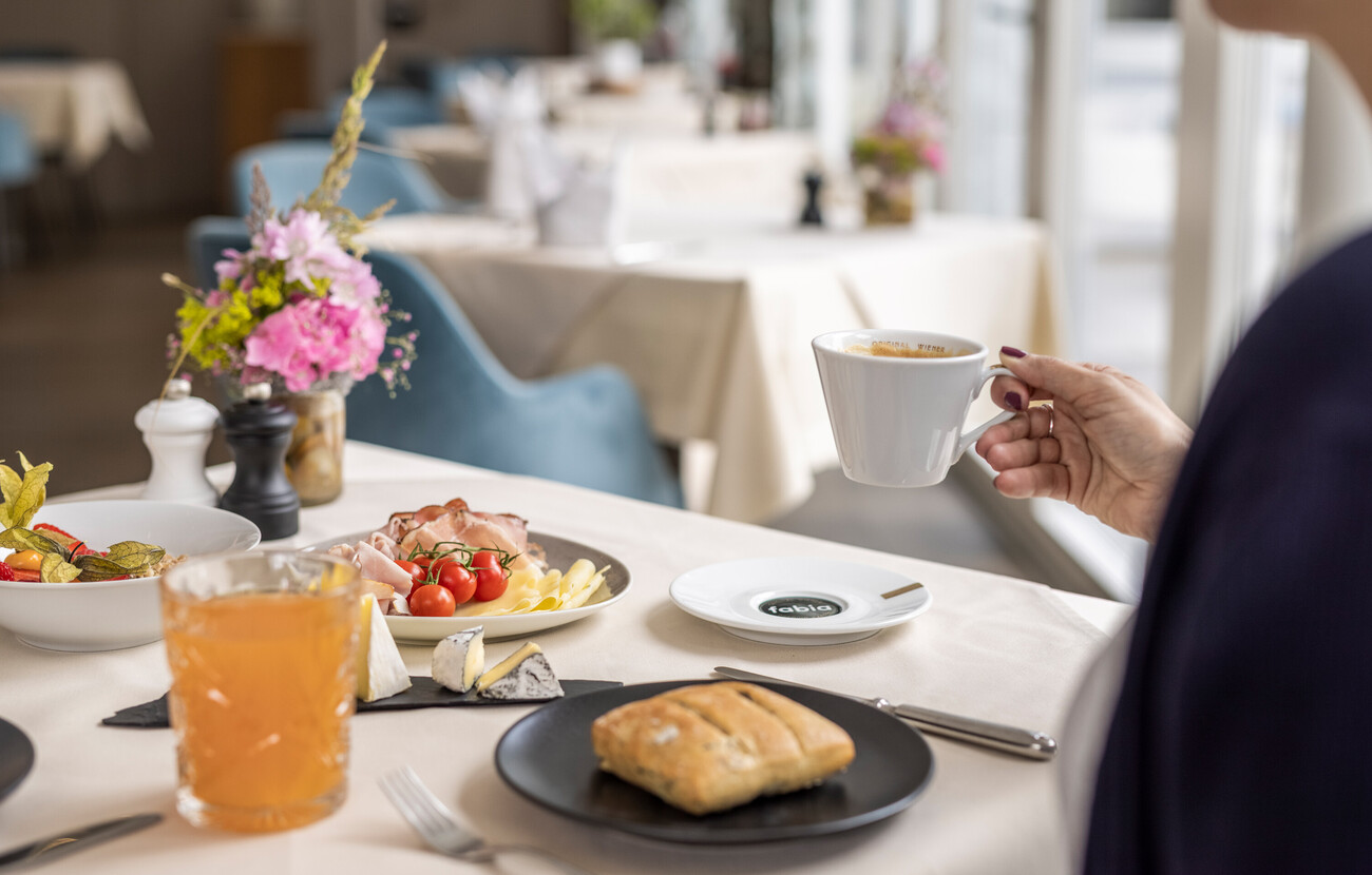 Ein gedeckter Frühstückstisch im Hotel Seewirt Mattsee