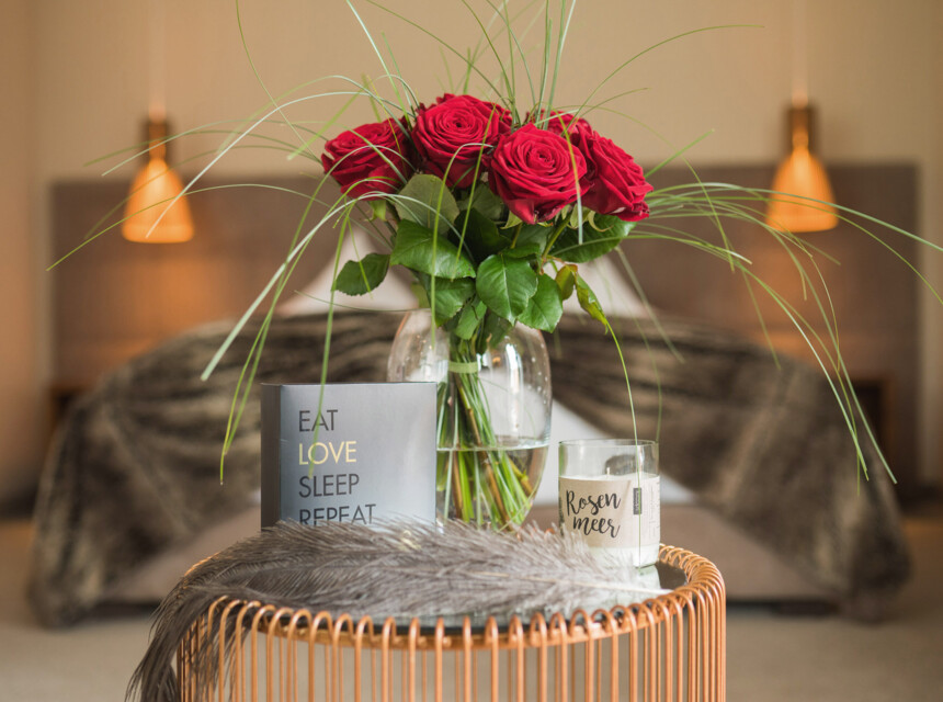 Ein Strauß roter Rosen im Hotelzimmer